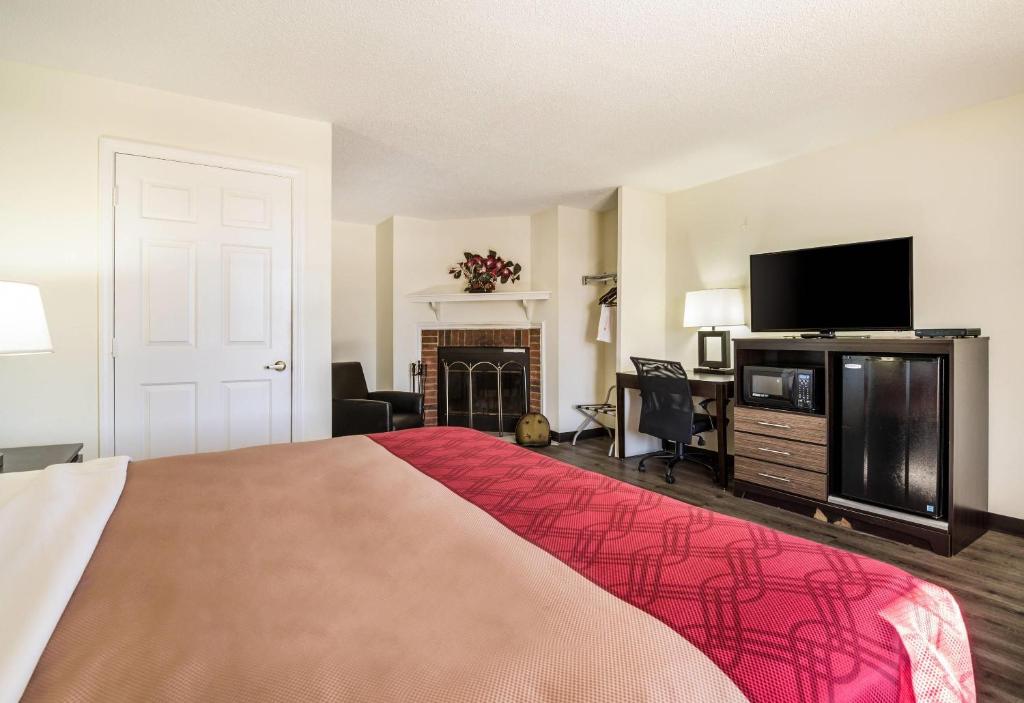Econo Lodge Glade Springs I-81 - キングルーム ホットタブ付 禁煙