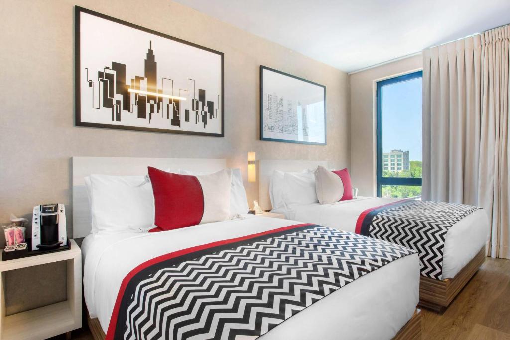 Cama o camas de una habitación en Insignia Hotel Brooklyn, an Ascend Collection Hotel