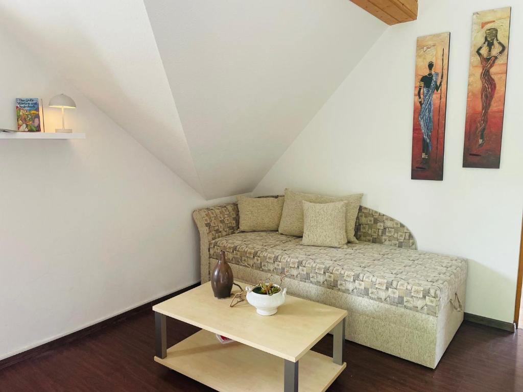 a living room with a couch and a table at Ferienwohnung Gaßmann in Wingerode