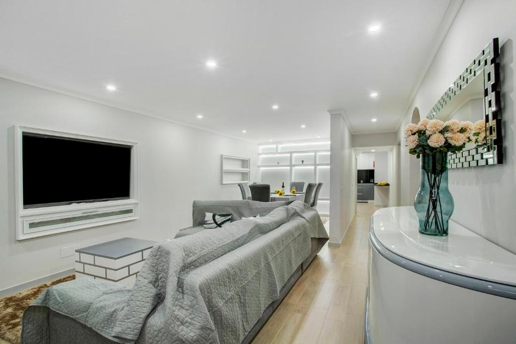 un salon avec un canapé et une télévision dans l'établissement Alegria Dream Home, à Funchal