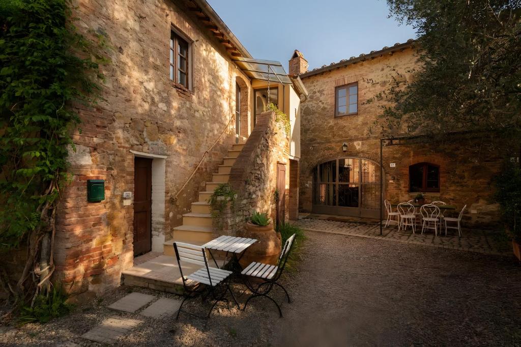 Vico dʼArbiaにあるAgriturismo Montechiaroの石造りの建物