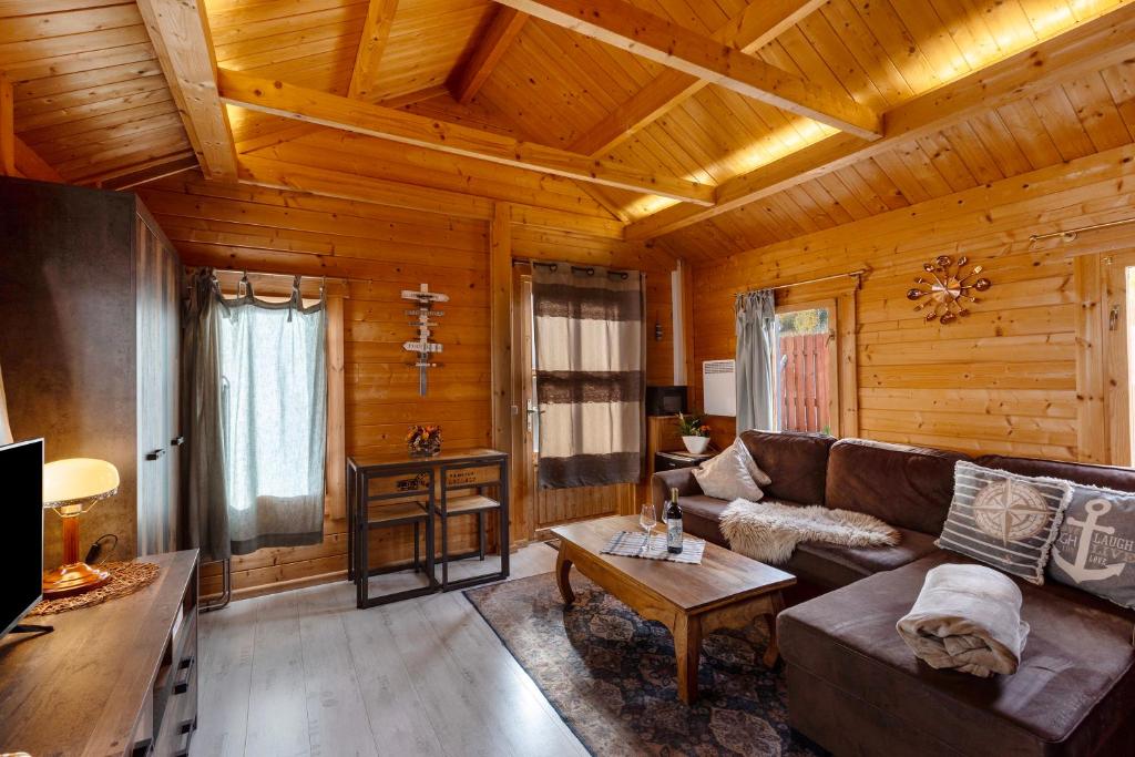 un salon avec un canapé et une table dans l'établissement Haus Seebrise - Marina Mücheln, à Mücheln