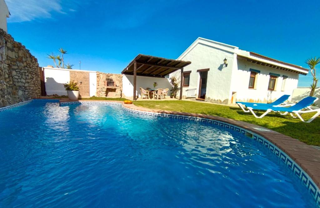 une piscine devant une maison dans l'établissement Nacarum 2 - Casa Monte, à El Palmar