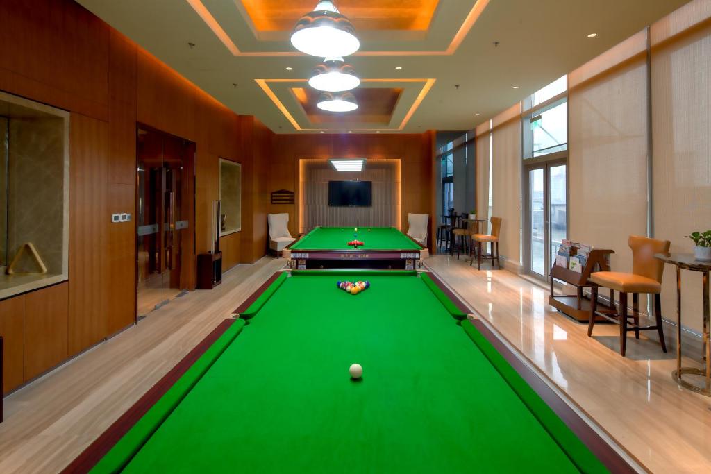Biliár nebo kulečník v ubytování Sanding New Century Grand Hotel Yiwu