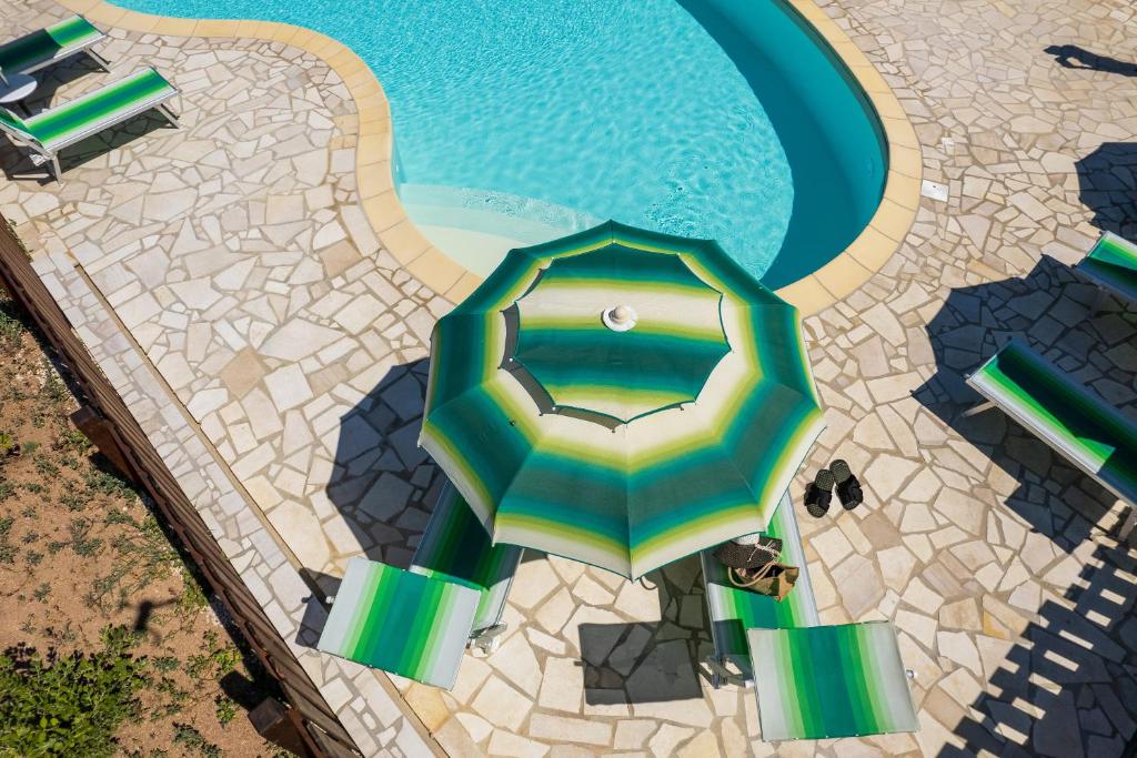 Bazén v ubytování Casa Lentischio piscina evista mare nebo v jeho okolí