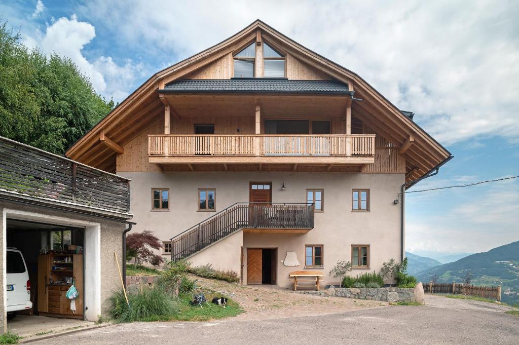 ein großes Haus mit einem Gameradach in der Unterkunft Rotwandterhof Wohnung Fuchsbau in Barbian