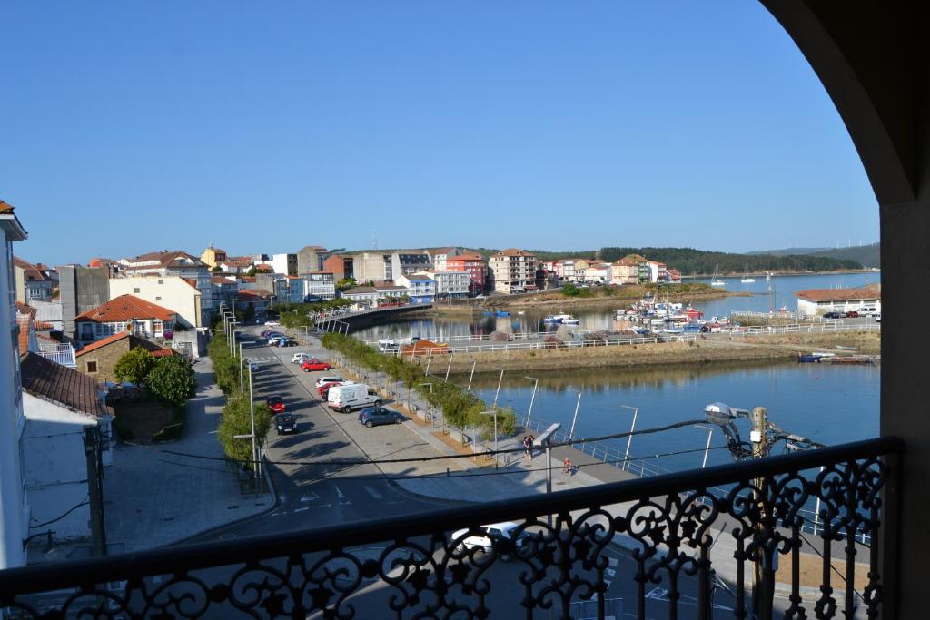 einen Balkon mit Hafenblick in der Unterkunft Apartamentos Arnela in Camariñas