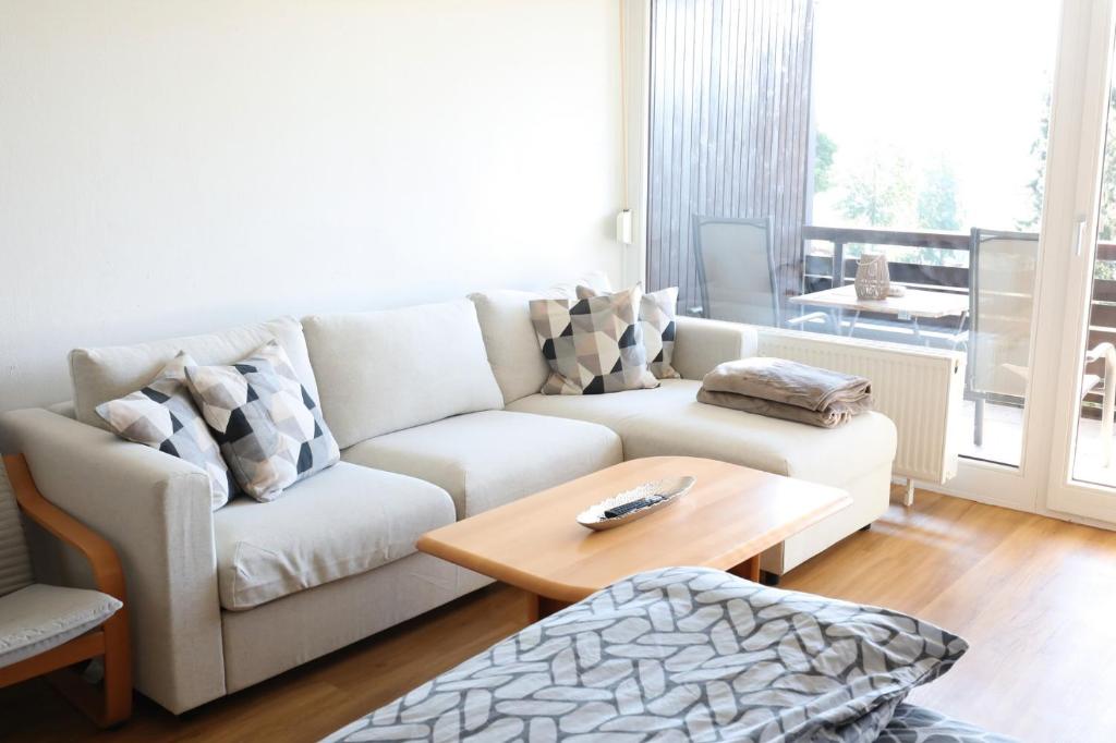 ObertalにあるFerienwohnung Martinの白いソファとテーブルのあるリビングルーム