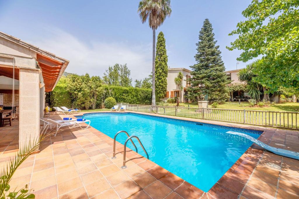 ein Bild eines Schwimmbads in einem Haus in der Unterkunft Villa Tramontana in Lloseta