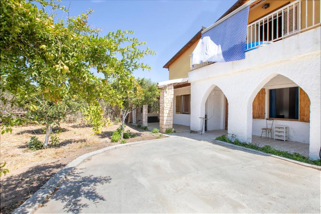 an empty driveway in front of a building at Chef House Sorso in Sorso