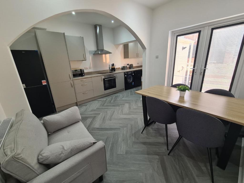 Kuchyň nebo kuchyňský kout v ubytování Pearce House-Brand New 3 bed-Sleeps 6-Garden