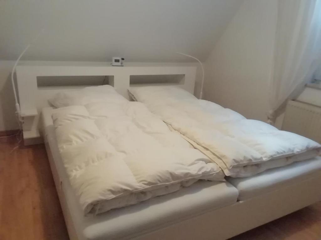 - un lit blanc installé dans une chambre dans l'établissement Ferienwohnung Loewe, à Plau am See