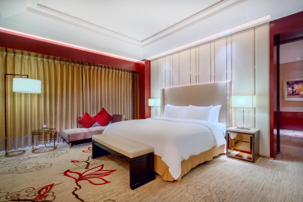 Postel nebo postele na pokoji v ubytování Sanding New Century Grand Hotel Yiwu