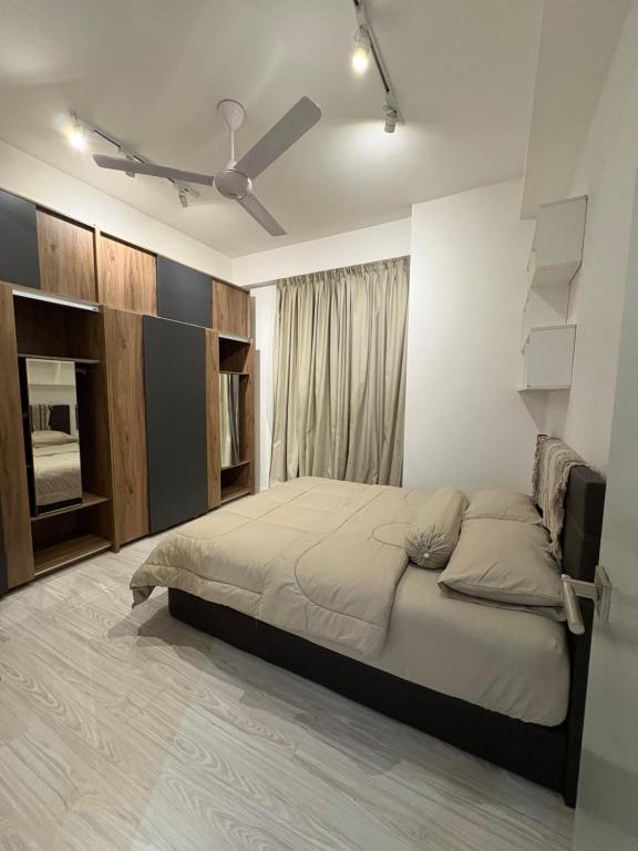 ein Schlafzimmer mit einem Bett und einem Deckenventilator in der Unterkunft Sutera Avenue by AEM RESIDENCES in Kota Kinabalu