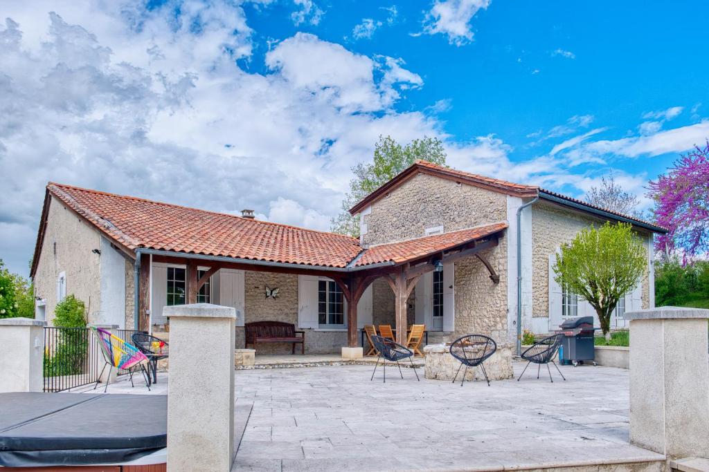 AllemansにあるPlantivel, la maison et le giteのパティオと椅子が前にある家