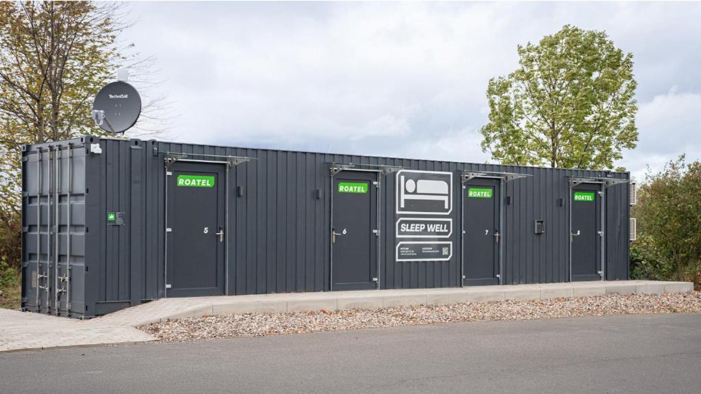 a row of portable toilets on the side of a road at Roatel Schwabhausen A4 my-roatel-com in Schwabhausen