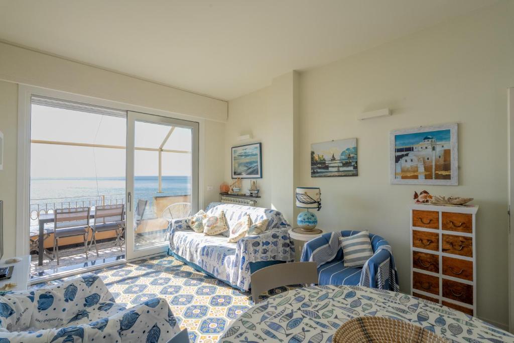 Postel nebo postele na pokoji v ubytování Villa Liliana - Stella Marina - Trilocale Elegante con Balcone Vista Mare - Accesso Diretto alla Spiaggia