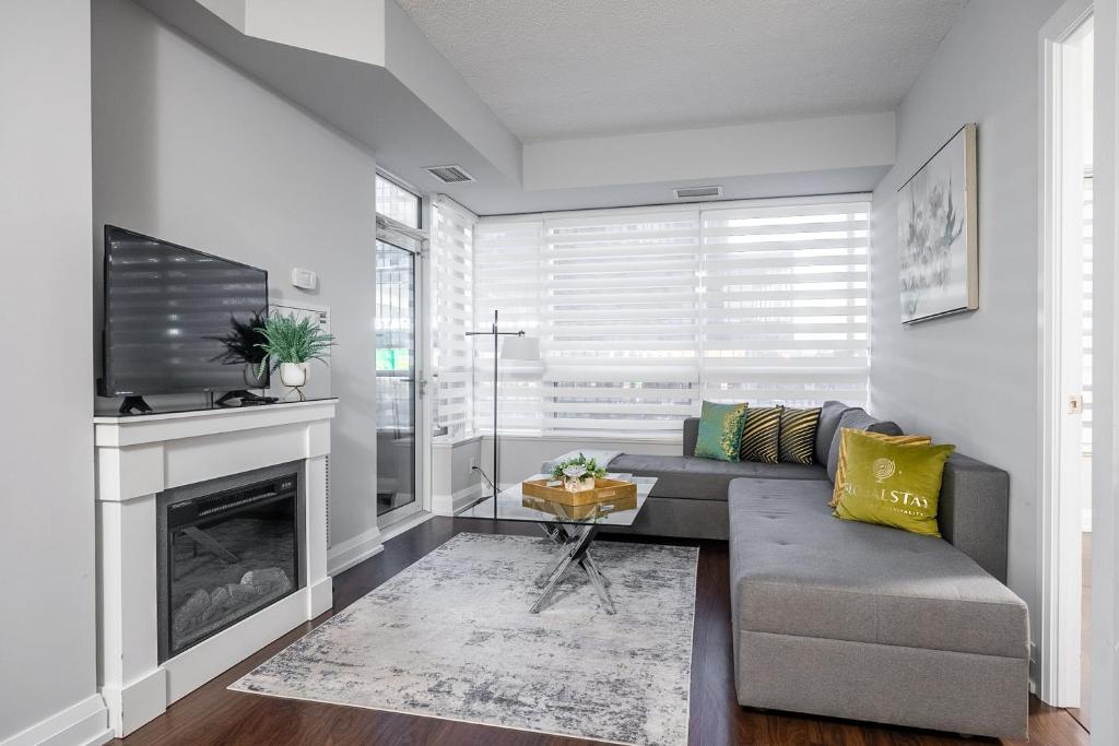 Kuchyň nebo kuchyňský kout v ubytování Luxury 2Bd 2BR Sheppard Metro Free parking