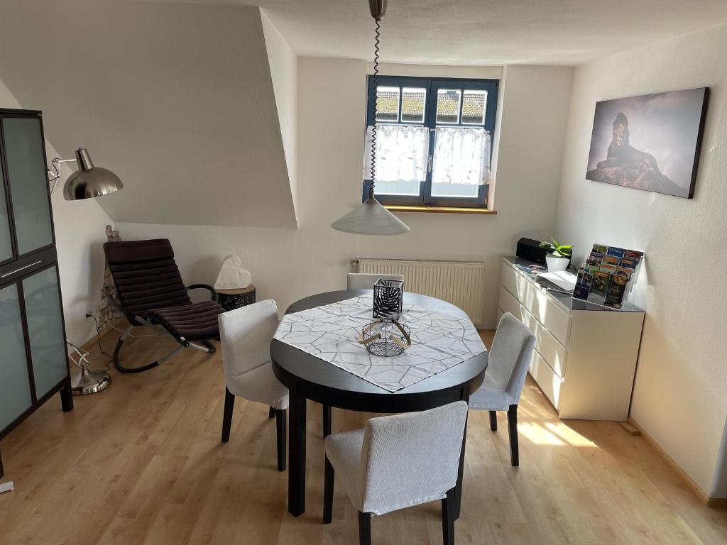 una cucina e una sala da pranzo con tavolo e sedie di Pappert a Ebersburg