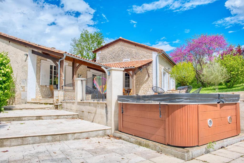 AllemansにあるPlantivel, la maisonの庭にホットタブ付きの家