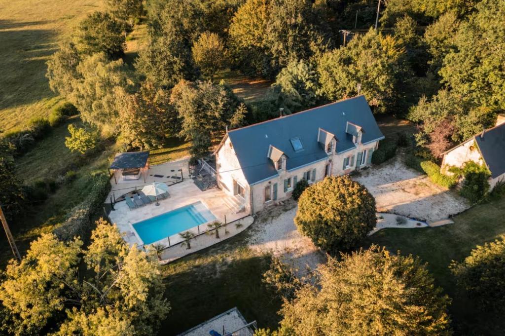 an aerial view of a house with a swimming pool at Gîte Bellarca avec piscine et spa in Soucelles