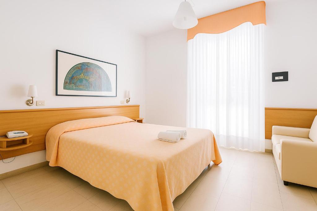 a hotel room with a bed and a couch at Hotiday Vieste Centro in Vieste