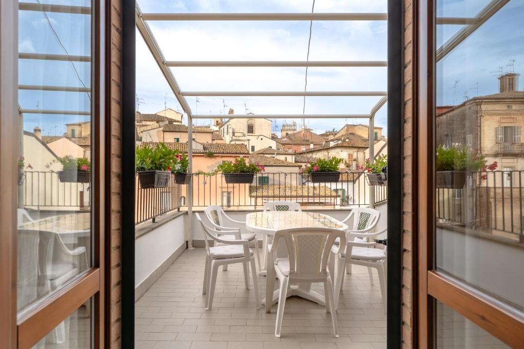 een balkon met een tafel en stoelen bij La Terrazza House in Lanciano