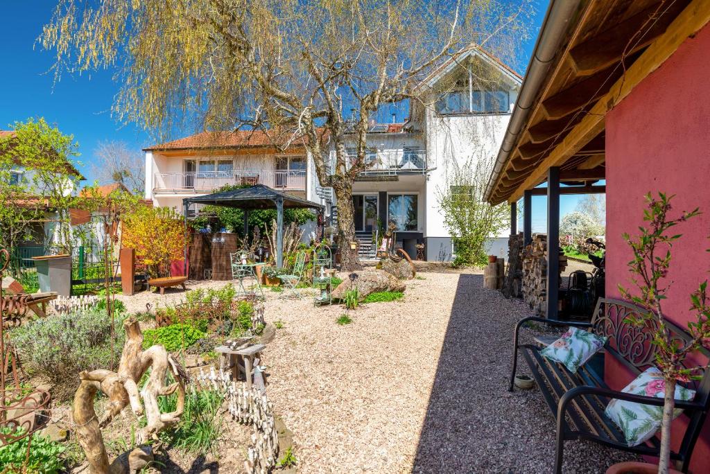a garden in front of a house at La Maisonannette in Vinningen