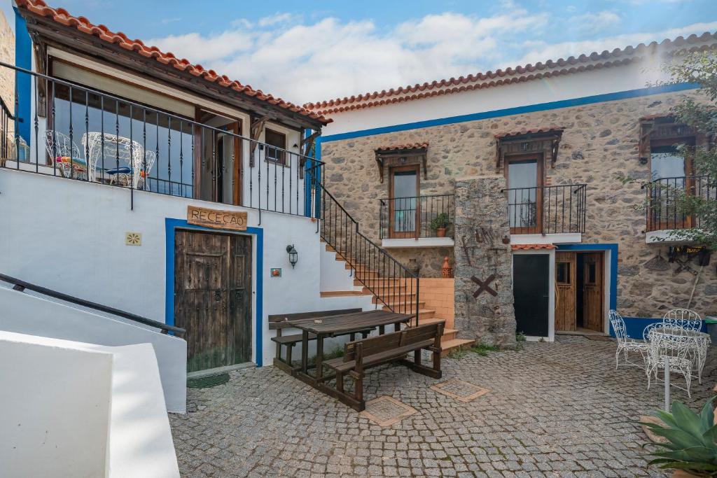 a courtyard in a house with a picnic table at Horta Do Zé Miguel in Monchique