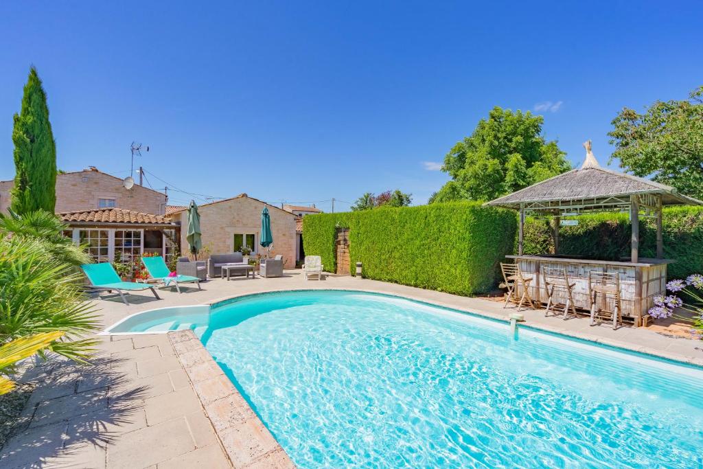 Saint-AgnantにあるLa Desiradeの庭園内のスイミングプール(ガゼボ付)