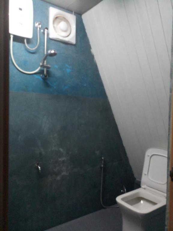 努沃勒埃利耶Best night的一间带卫生间和卫生纸分配器的浴室