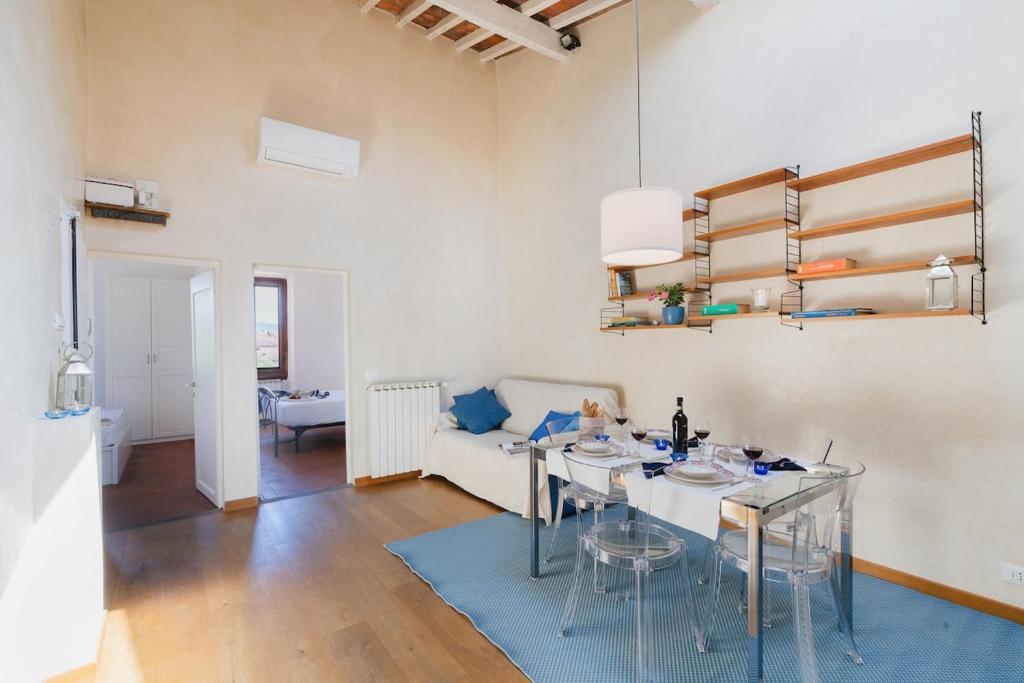 una sala de estar con una mesa y un sofá en San Salvi Cozy Apartment, en Florencia