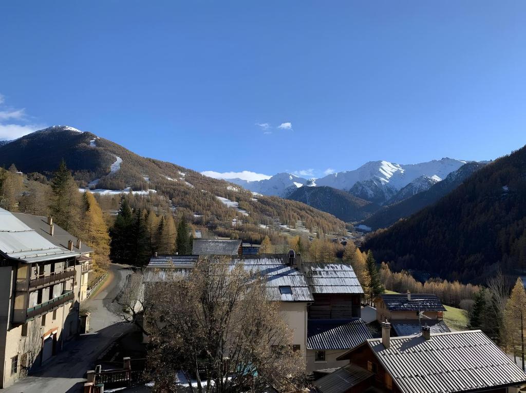 een uitzicht op een stad met bergen op de achtergrond bij Gîte à Molines en Queyras 8-15 pers in Molines-en-Queyras