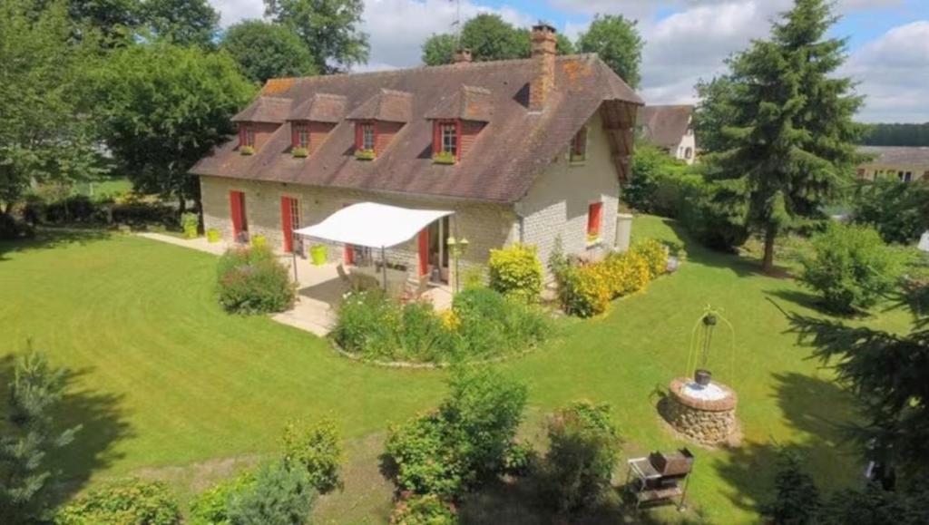 an aerial view of a house on a green lawn at Les bosquets chambre d hôtes in Caugé