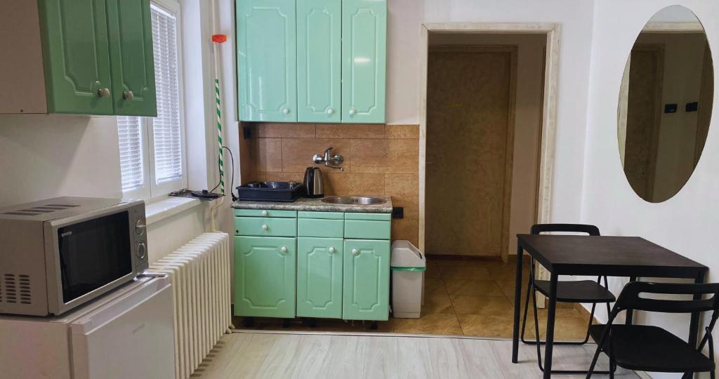 Kuchyň nebo kuchyňský kout v ubytování Lierra Downtown Hostel