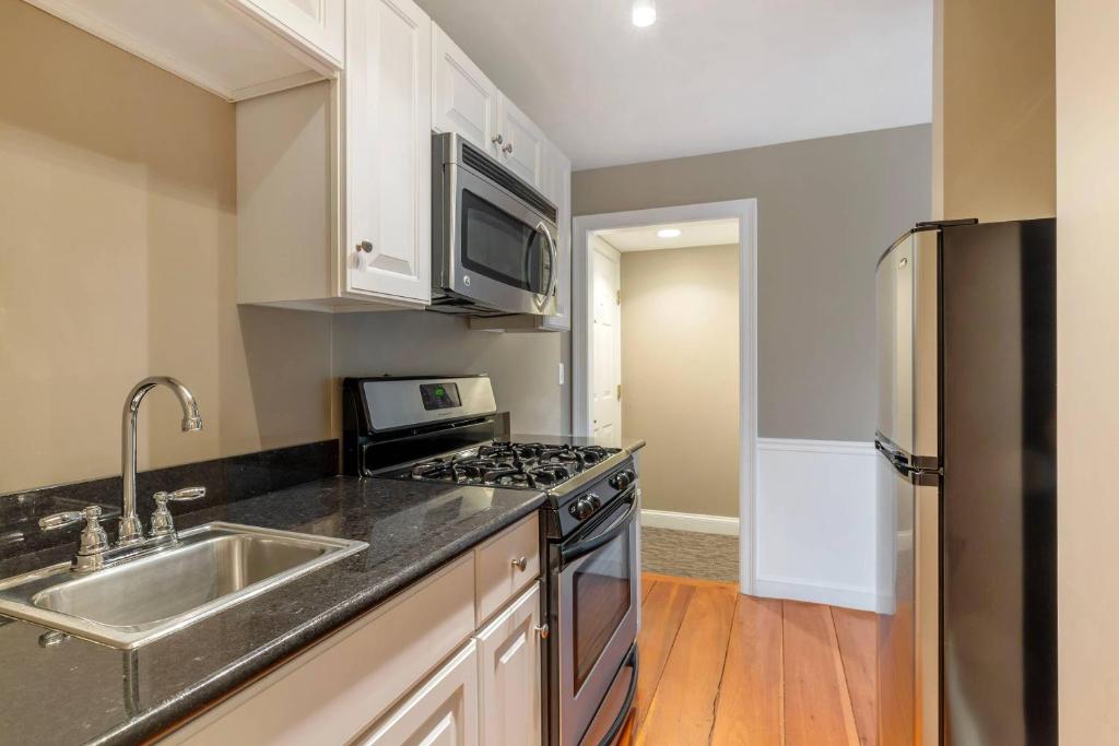 Essex Street Inn & Suites, an Ascend Collection Hotel photo