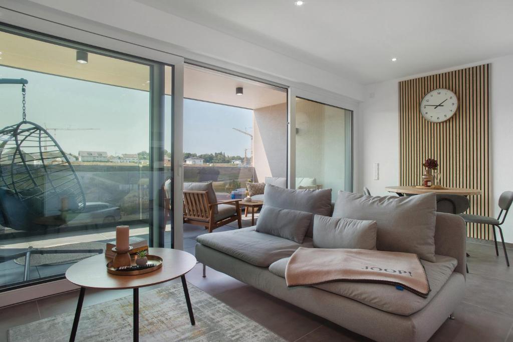 フレンドルフにあるHerzensprojektのリビングルーム(ソファ、壁掛け時計付)