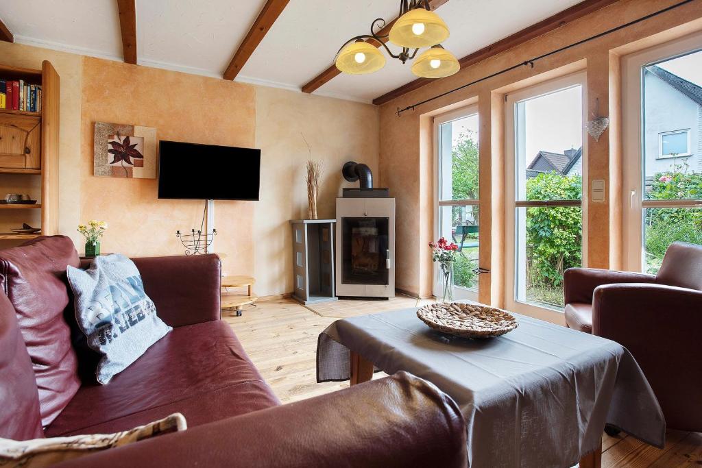 una sala de estar con un sofá y una mesa en Ferienhaus Sundperle, en Stralsund