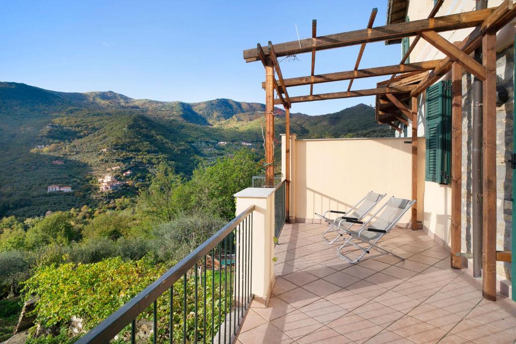 un balcon avec des chaises et une vue sur les montagnes dans l'établissement Sweet Caselle 2, à Testico