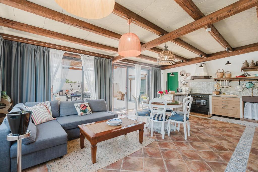 un salon avec un canapé bleu et une table dans l'établissement Le Giarre - Villa Con Piscina, à Marausa