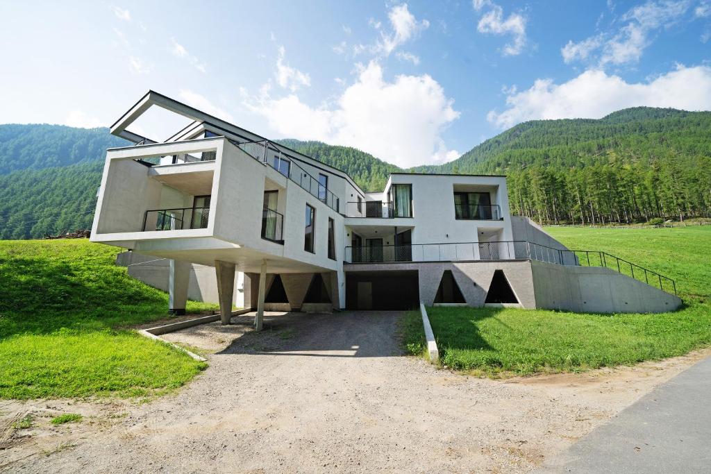 a house on a hill with mountains in the background at Haus 191 in Madonna