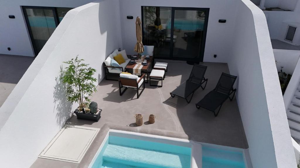 Φωτογραφία από το άλμπουμ του Romantic Santorini-Style Villa with Private Pool and Sea View σε Orga