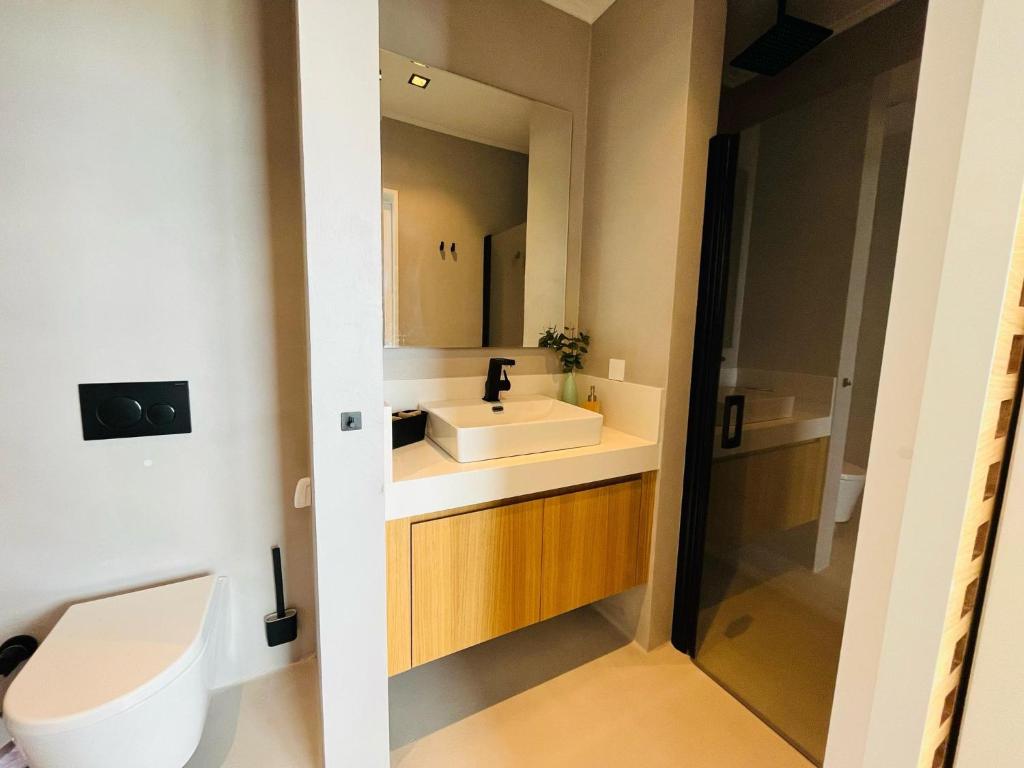 OrgaにあるRomantic Santorini-Style Villa with Private Pool and Sea Viewの洗面台とトイレ付きのバスルーム