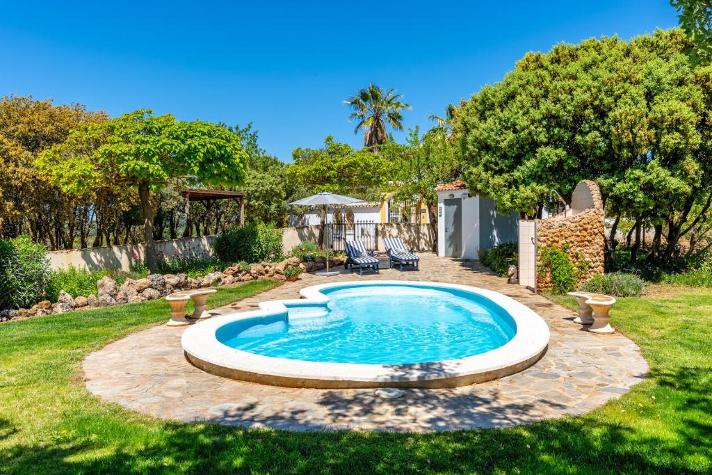 ein Swimmingpool mitten in einem Hof in der Unterkunft Casa de los Sueños in Villanueva del Rosario