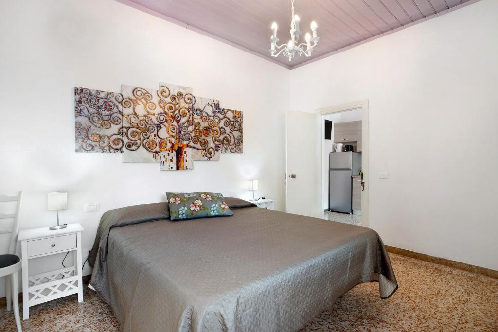 une chambre avec un lit et un tableau au mur dans l'établissement Casa Lavanda vicino al mare, à Massa