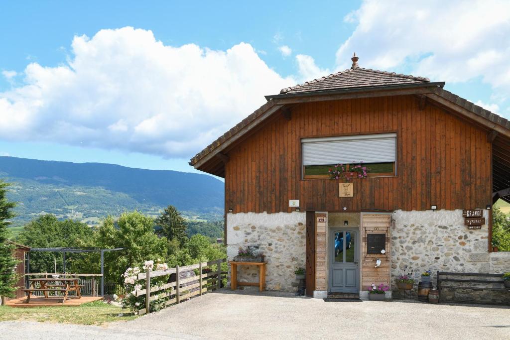 Nespecifikovaný výhled na hory nebo výhled na hory při pohledu z penzionu