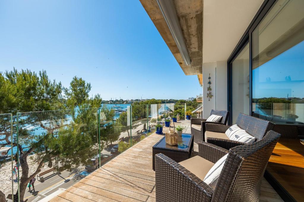 een balkon met stoelen en uitzicht op het water bij Llevant in Portocolom