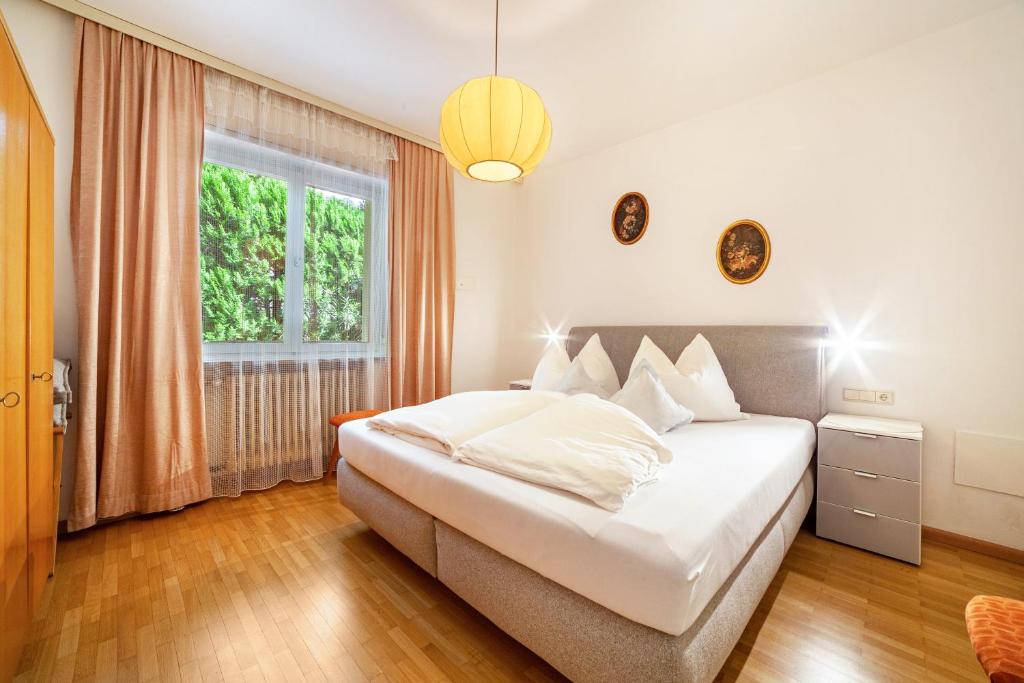 une chambre avec un lit et une fenêtre dans l'établissement Villa Sabine - Anny, à Merano