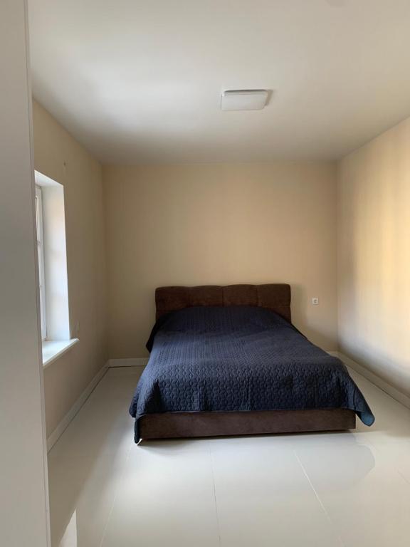 Ένα ή περισσότερα κρεβάτια σε δωμάτιο στο Апартаменти