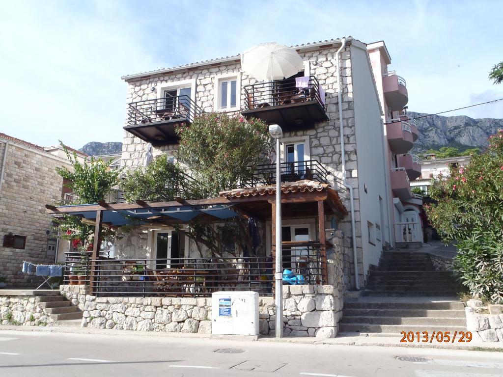 een gebouw met een trap daarheen bij Apartments Mirela in Gradac